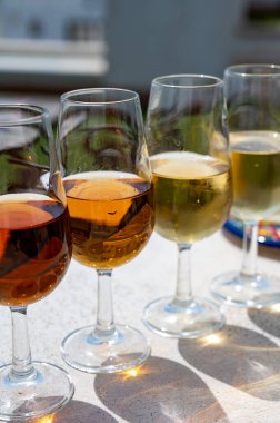 Sherry fino, manzanilla, kremalı Jeremy Sevilla 'nın eski Triana semtinin çatısında Sevilla evleri ve kiliseleri gören şarap kadehleri, şarap kadehleri, şarap kadehleri