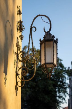 Polonya 'nın Gdansk şehrinin eski orta kesiminde güneşli yaz gününde renkli cepheler ve binalar