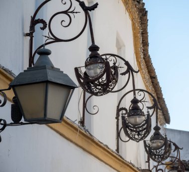 Jerez de la Frontera 'nın eski kısımlarında yürümek, Şeri şarabı üreten şehir, Endülüs, İspanya yazın mimari detaylar, Endülüs tarzı, beyaz evler.