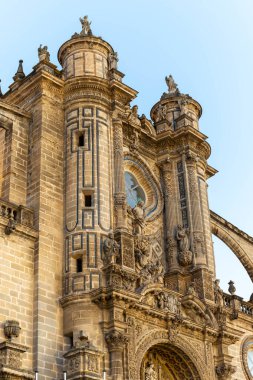 Jerez de la Frontera 'nın eski kısımlarında yürümek, Şeri şarabı üreten şehir, Endülüs, İspanya yazın mimari detaylar, Endülüs tarzı, beyaz evler, kiraz ve kuleler