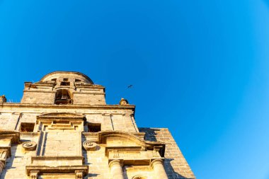 Jerez de la Frontera 'nın eski kısımlarında yürümek, Şeri şarabı üreten şehir, Endülüs, İspanya yazın mimari detaylar, Endülüs tarzı, beyaz evler, kiraz ve kuleler