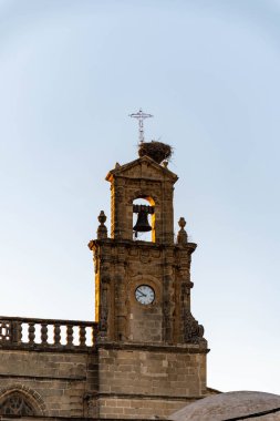 Jerez de la Frontera 'nın eski kısımlarında yürümek, Şeri şarabı üreten şehir, Endülüs, İspanya yazın mimari detaylar, Endülüs tarzı, beyaz evler, kiraz ve kuleler