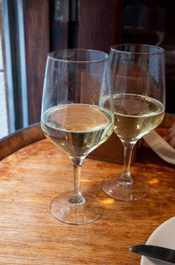 Belçika sokağı ve fast food, Belçika bayrağı renginde kağıt külah patates cipsi ve mayonez..