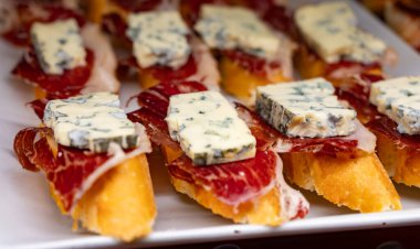 Bask ülkesinin tipik aperatifleri, küçük ekmek parçaları, deniz ürünleri, yumurta, peynir, San-Sebastian veya Bilbao, İspanya 'daki barlarda servis edilen jamon şişleriyle kapatılıyor.