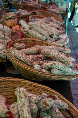 Fransız kasap dükkanında, Dordogne, Fransa 'da ev yapımı kurutulmuş salam sosisi, yakın plan domuz eti.