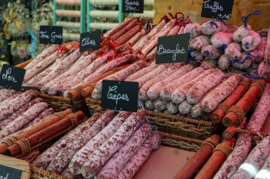 Fransız kasap dükkanında, Dordogne, Fransa 'da ev yapımı kurutulmuş salam sosisi, yakın plan domuz eti.