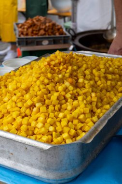 Et için garnitür, markette kızarmış patates, büyük bir tepside öğle yemeği büfesi.