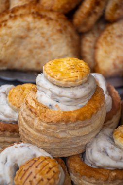 Doldurulmuş amcık hamur işi et sosu, Fransız kuzeni vol-au-vent başlangıç yemeği.