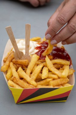 Belçika sokağı ve fast food, Belçika bayrağı renginde kağıt kutu patates cipsi, ketçap, mayonez,