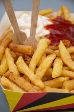 Belçika sokağı ve fast food, Belçika bayrağı renginde kağıt kutu patates cipsi, ketçap, mayonez,
