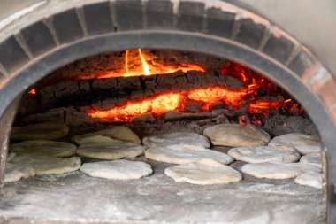 Yerel sokak pazarında ahşap fırında pide pişirme