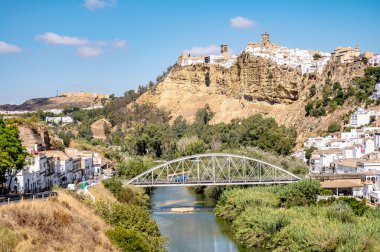 Arcos de la Frontera şehri ve belediyesi, Endülüs 'te Sierra de Cadiz comarca, İspanya' da Guadalete nehri kıyısında kayalıklar, beyaz kasaba veya Pueblos Blancos