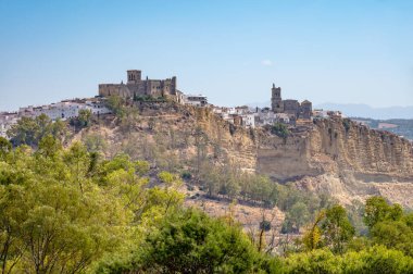 Arcos de la Frontera şehri ve belediyesi, Endülüs 'te Sierra de Cadiz comarca, İspanya' da Guadalete nehri kıyısında kayalıklar, beyaz kasaba veya Pueblos Blancos