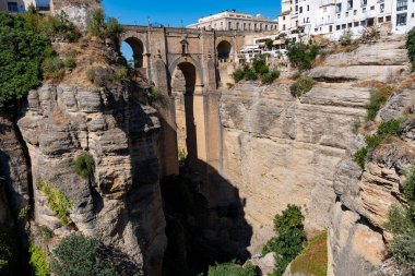 Ronda 'daki ünlü Puente Nuevo yeni köprüsüne bakın, Endülüs' ün turistik kasabası, Pueblo Blanco beyaz köyü, İspanya.