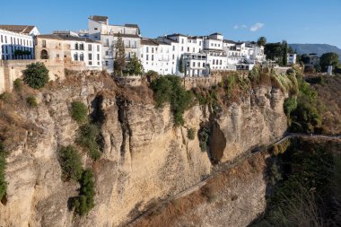 Puente Nuevo 'dan Ronda ve Vadisi' ne yeni köprü, Endülüs 'ün turistik kasabası, Pueblo Blanco beyaz köyü, İspanya, tatil beldesi