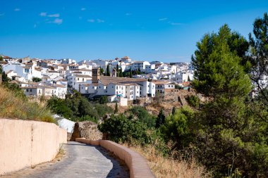 Ronda 'da yürüyüş, Endülüs' ün turistik kasabası, Pueblo Blanco beyaz köyü, İspanya. Tarihi binalar, duvarlar ve kaleler.