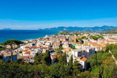 Güneşli bir günde ortaçağ küçük turistik kıyı kasabası Sperlonga ve deniz kıyıları, Latin, İtalya
