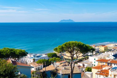 Güneşli bir günde ortaçağ küçük turistik kıyı kasabası Sperlonga ve deniz kıyıları, Latin, İtalya