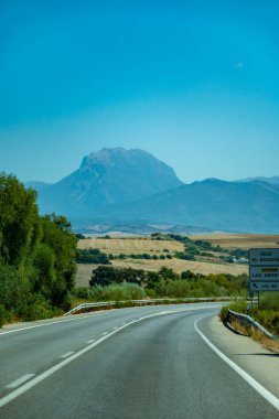 Dağ yollarında araba kullanmak, yaz mevsiminde ulusal park la Sierra de Grazalema, İspanya 'nın Endülüs beyaz köyleri turistik rotası