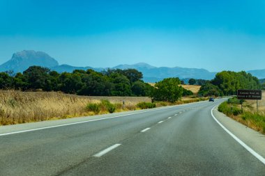 Dağ yollarında araba kullanmak, yaz mevsiminde ulusal park la Sierra de Grazalema, İspanya 'nın Endülüs beyaz köyleri turistik rotası