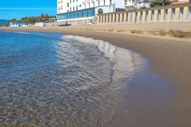 Orta Çağ 'ın küçük turistik kasabası Sperlonga' nın kumsal sahili ve deniz kıyısı, Latin, İtalya