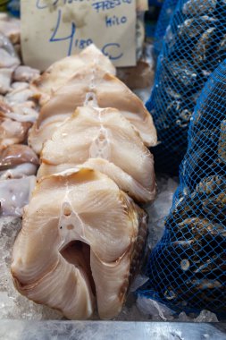 Balıklar, karidesler, karidesler, karidesler, deniz kabukları, buzdaki yumuşakçalar Jerez de la Frontera, Endülüs, İspanya 'da balık pazarında.