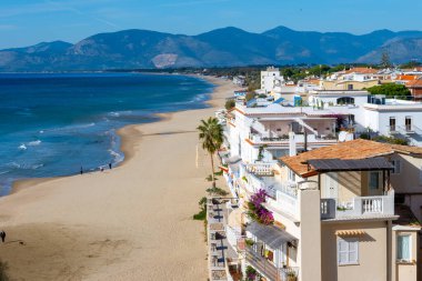 Orta Çağ 'ın küçük turistik kasabası Sperlonga' nın kumsal sahili ve deniz kıyısı, Latin, İtalya