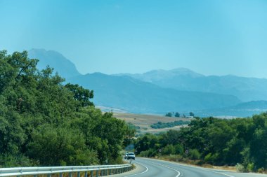 Dağ yollarında araba kullanmak, yaz mevsiminde ulusal park la Sierra de Grazalema, İspanya 'nın Endülüs beyaz köyleri turistik rotası