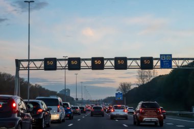 Hollanda 'da karayolu ağı ihlali, Hollanda otoyollarında yüksek kaliteli asfalt üzerinde güvenli sürüş, A2, trafik sıkışıklığı sorunları, yol anlaşmazlığı, çok sayıda araba, yoğun çalışma saatleri