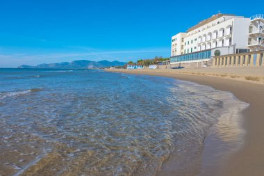 Orta Çağ 'ın küçük turistik kasabası Sperlonga' nın kumsal sahili ve deniz kıyısı, Latin, İtalya