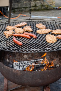 Alman sokak yemekleri, bir sürü barbekü tahtası ya da mangalda kızarmış sausa.