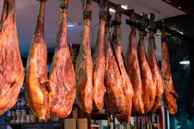 Triana, Sevilla 'daki günlük çiftçi pazarı, farklı jambon jamonları serrano bacaklar, peynir ve sosisler yerel halk tarafından satılacak.
