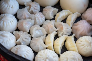 Asya yemeği, pişmiş Gyoza köftesi sokak kafesinde yemeye hazır.