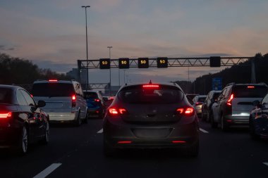 Hollanda 'da karayolu ağı ihlali, Hollanda otoyollarında yüksek kaliteli asfalt üzerinde güvenli sürüş, A2, trafik sıkışıklığı sorunları, yol anlaşmazlığı, çok sayıda araba, yoğun çalışma saatleri
