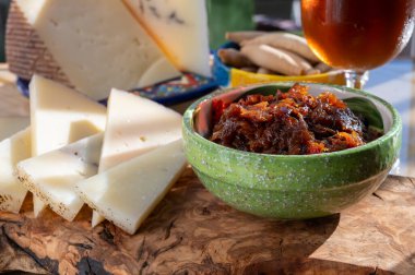 Sherry fino şarabı ve yemek eşleşmesi, İspanyol olgun peyniri ve soğan turşusu. Kapatın.