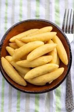 Schupfnudel veya Fingernudel, parmak eriştesi, hamur köftesi veya kalın erişte, Alman ve Avusturya mutfağı, Orta Avrupa kopytka ve İtalyan gnocchi 'sine benzer.