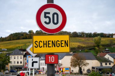 Moselle 'deki Lüksemburg' da küçük bir şarap üretim köyüne giren sınır, Almanya, Fransa ve Lüksemburg 'un üç noktalı sınırlarını, Schengen bölgesi anlaşmasının imzalandığı yeri içeriyor.