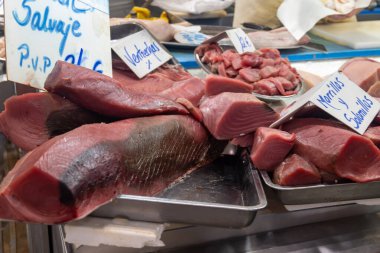 Balıklar, karidesler, karidesler, karidesler, deniz kabukları, buzdaki yumuşakçalar Jerez de la Frontera, Endülüs, İspanya 'da balık pazarında.