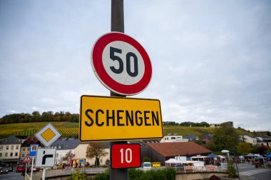Moselle 'deki Lüksemburg' da küçük bir şarap üretim köyüne giren sınır, Almanya, Fransa ve Lüksemburg 'un üç noktalı sınırlarını, Schengen bölgesi anlaşmasının imzalandığı yeri içeriyor.