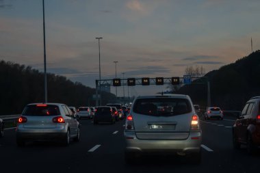 Hollanda 'da karayolu ağı ihlali, Hollanda otoyollarında yüksek kaliteli asfalt üzerinde güvenli sürüş, A2, trafik sıkışıklığı sorunları, yol anlaşmazlığı, çok sayıda araba, yoğun çalışma saatleri