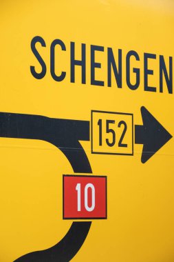 Moselle 'deki Lüksemburg' da küçük bir şarap üretim köyüne giren sınır, Almanya, Fransa ve Lüksemburg 'un üç noktalı sınırlarını, Schengen bölgesi anlaşmasının imzalandığı yeri içeriyor.