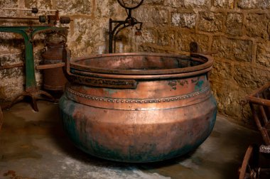 Peynir üretimi için eski ekipmanlar, tekerlekler, çiğ inek sütünden yapılan Comte peyniri turları, Franche Comte bölgesi, Jura, Fransa