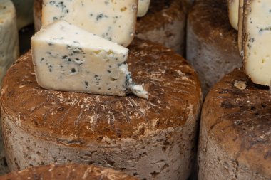 Lezzetli Mavi Bask Dumanı Güney-Batı Fransa, Kuzey Bask Bölgesi 'nde Biarritz' deki yerel çiftçi pazarında üretilen koyun peyniri tüttürdü.