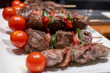 Bask ülkesinin tipik aperatifleri, küçük ekmek parçaları, balık, deniz ürünü, San Sebastian 'da veya İspanya' da Bilbao 'da servis edilen tatlı yeşil biberli pinkholar ya da pinktolar.