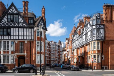 Kensington ve Chelsea Kraliyet Borough 'daki Hans Crescent caddesindeki kırmızı tuğlalı evler, Londra, İngiltere. Baharda