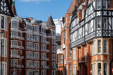 Kensington ve Chelsea Kraliyet Borough 'daki Hans Crescent caddesindeki kırmızı tuğlalı evler, Londra, İngiltere. Baharda