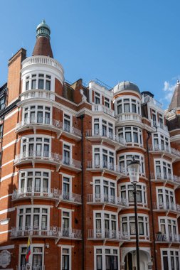 Kensington ve Chelsea Kraliyet Borough 'daki Hans Crescent caddesindeki kırmızı tuğlalı evler, Londra, İngiltere. Baharda