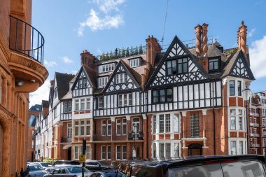 Kensington ve Chelsea Kraliyet Borough 'daki Hans Crescent caddesindeki kırmızı tuğlalı evler, Londra, İngiltere. Baharda