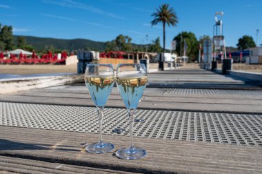 Provence 'de yaz mevsimi, iki bardak soğuk şampanya, krep şarabı güneşli bir günde Saint-Tropez yakınlarındaki ünlü Pampelonne beyaz kumlu plajda, Var Bölümü, Fransa, plaj kulübü partisi.