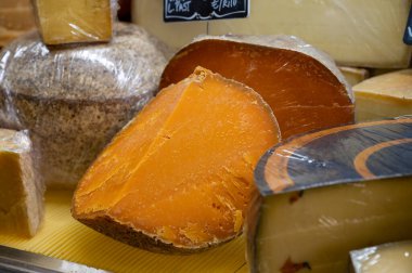 Yerel Fransız peyniri Mimolette parçaları, Lille 'de üretilen özel peynir akarları tarafından yapılan grimsi körfez ile pazarda kapatılıyor.